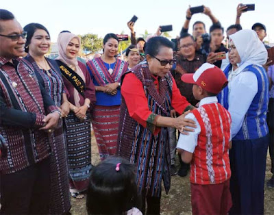 Saumlaki, Dharapos.com - Pemerintah Kabupaten Kepulauan Tanimbar (KKT) bersama segenap elemen masyarakat di wilayah itu berkomitmen mencanangkan kabupaten tersebut sebagai Kabupaten Layak Anak (KLA).    Pencanangan Kabupaten Layak Anak itu berpusat di lapangan Mandriak Saumlaki, Rabu (28/8) dihadiri oleh Menteri Pemberdayaan Perempuan dan Perlindungan Anak (PPPA) Yohana Susana Yembise dan Deputi bidang Partisipasi Masyarakat pada Kementrian PPPA, Indra Gunawan.