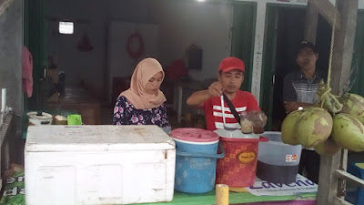 Ngabuburit, Kedai Es Kelapa Muda Oman Ramai Pembeli 