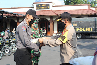 Wakapolda DIY Serahkan Beras Polri Kepada Babinsa dan Bhabinkamtibmas Untuk Disalurkan ke Warga Terdampak Covid-19