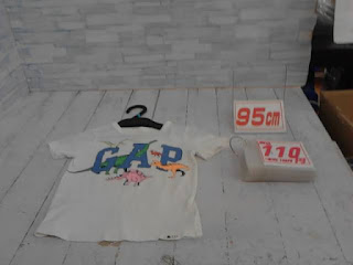 中古品　子供服　９５ｃｍ　GAP　恐竜プリント　ホワイト　半袖Tシャツ　１１０円