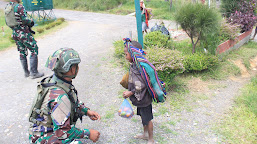 Satgas Yonif 509 Condromowo Membangun Kebersamaan Dengan Masyarakat Dan Anak Papua.