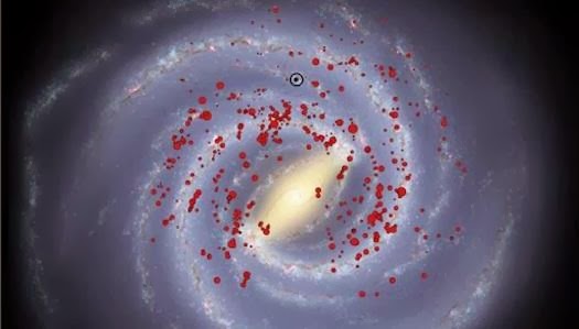 A distribuição das estrelas no novo estudo que comprovou os 4 braços da Via Láctea. Nós estamos no circulo preto.