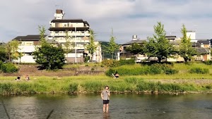 Gagal ke Jepang Bareng Pacar Karena Putus, Pria Patah Hati Ini Nyanyi di Tengah Sungai