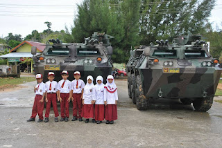 MURID SD NEGERI 1 SAMPOINIET CERIA FOTO DI ALUTSISTA TNI