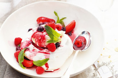 Pavlova with mulled fruits Recipe Pavlova with mulled fruits Recipe