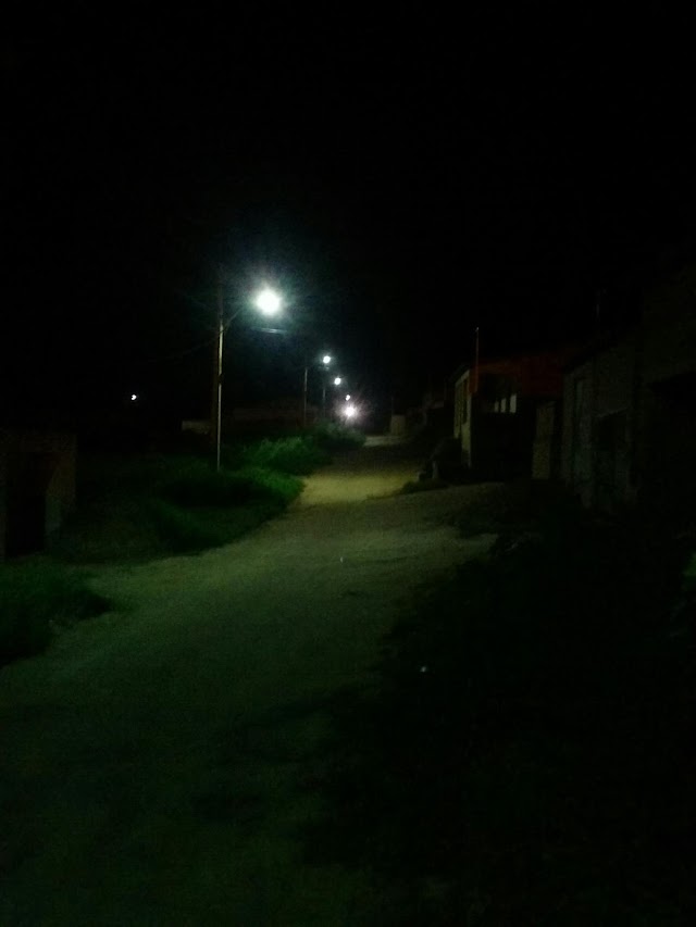Mais uma rua em Macajuba recebe iluminação elétrica 