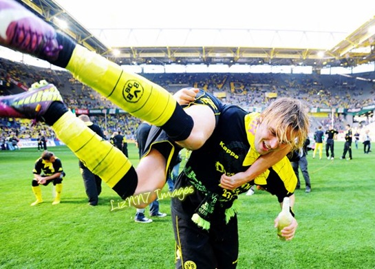 Deutschland, Dortmund, 30.04.2011, Bundesliga Saison 2010 / 2011 32.Spieltag, Borussia Dortmund - 1.FC Nuernberg im Signal-Iduna Park

Die Mannschaft vom BVB feiert nach Abpfiff die Meisterschaft Marcel Schmelzer mit Kevin Großkreutz (BVB 09) 

Copyright: INSIDE-PICTURE/Peter Boehmer 

[Kontakt: info@inside-picture.de, Tel +49 (0)170 4153288 , Barmbeker Str. 129 D-22303 Hamburg ; Bankverbindung: Postbank Hannover, KTO: 996568309, BLZ: 25010030; Bei Abdruck bitte ein Belegexemplar zusenden.]