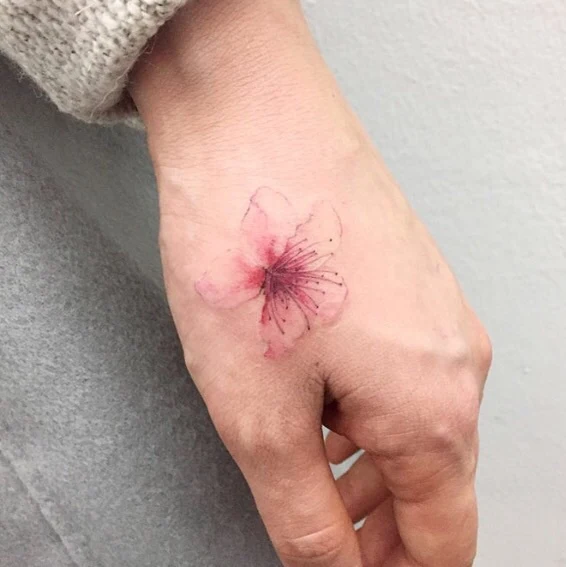 Vemos un tatuaje de línea fina elegante