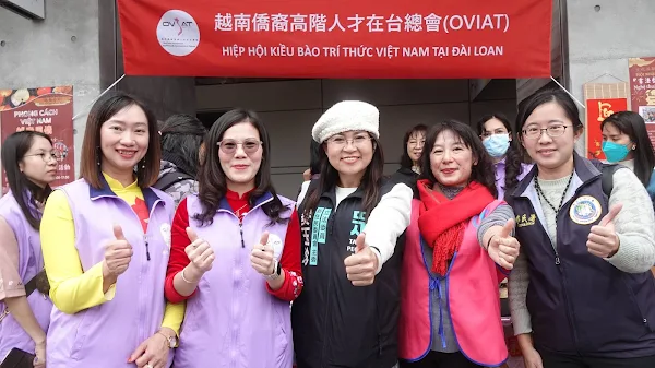 ▲越南僑裔高階人才在台總會（OVIAT）近日在彰化火車站舉辦「文化共融迎新春：書法藝術與紅包祝福活動」，立法委員、新住民委員會主委麥玉珍到場祝福，活動吸引了眾多民眾參與。 （記者林明佑攝）