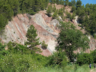 Tall d'estrats de l'anticlinal d'Oló. S'observen les diverses roques i la potència respecte als caminants de la dreta