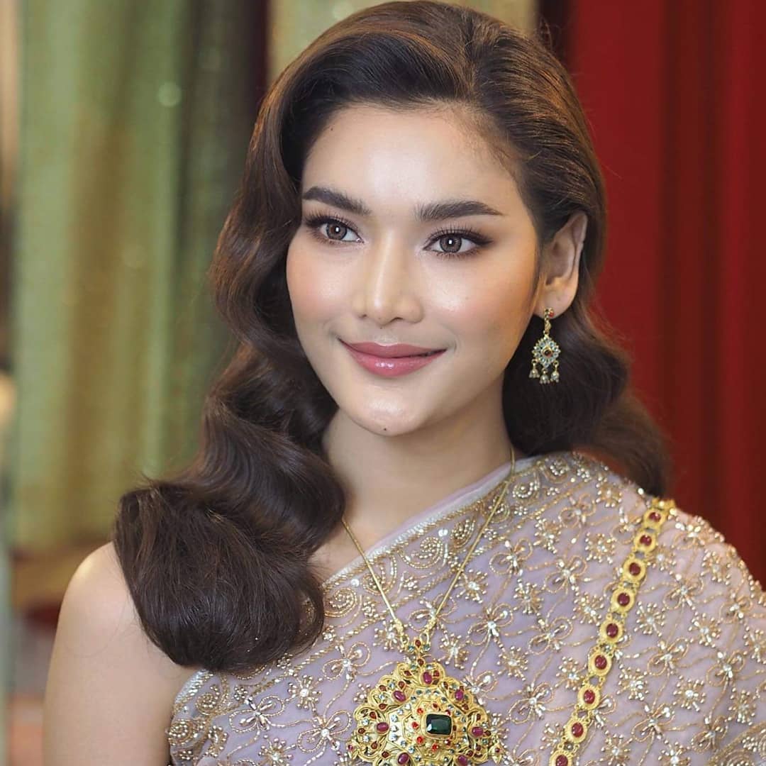 Thanyada Kunpaipuen – Most Beautiful Ladyboy in Thai Traditional Dress Instagram