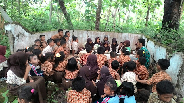 Ziarah, Siswa MI Mubadiul Ihsan Diajak Meneladani KHR Ziarah, Siswa MI Mubadiul Ihsan Diajak Meneladani KHR