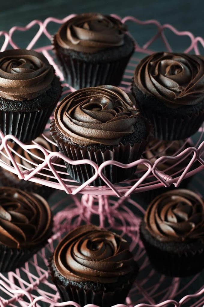 Devil's Food Cupcakes with Dark Chocolate Frosting #dessert #cupcakeschoco