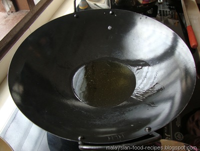 Minced Meat Egg Omelette, Heat oil in wok