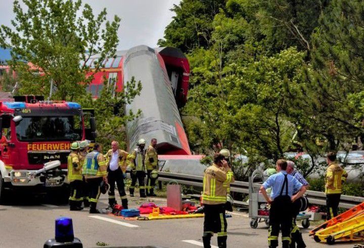 At least 3 killed after train crash in Germany