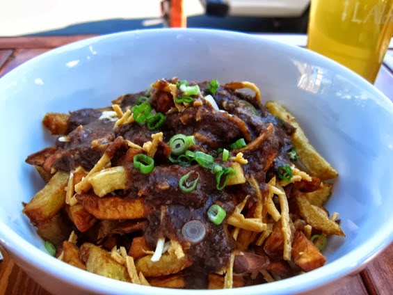 http://veganamontreal.blogspot.ca/2013/10/la-poutine-vegetalienne-de-lola-rosa.html