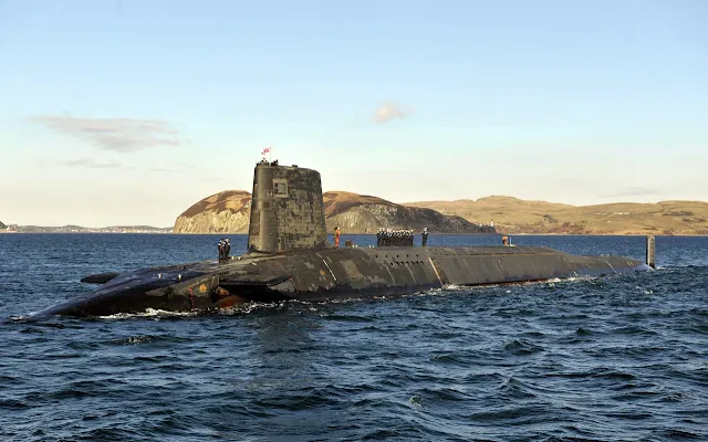 Emergencia en el submarino británico HMS Victorious obliga a salir a la superficie.