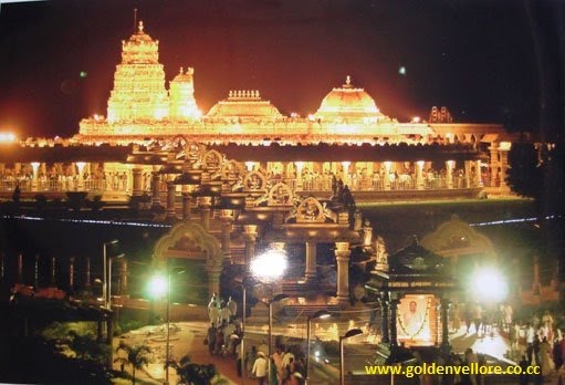 golden temple vellore images. pillars of the temple.