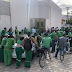 Trabalhadores da limpeza pública de Juazeiro paralisam atividades em protesto contra salários atrasados