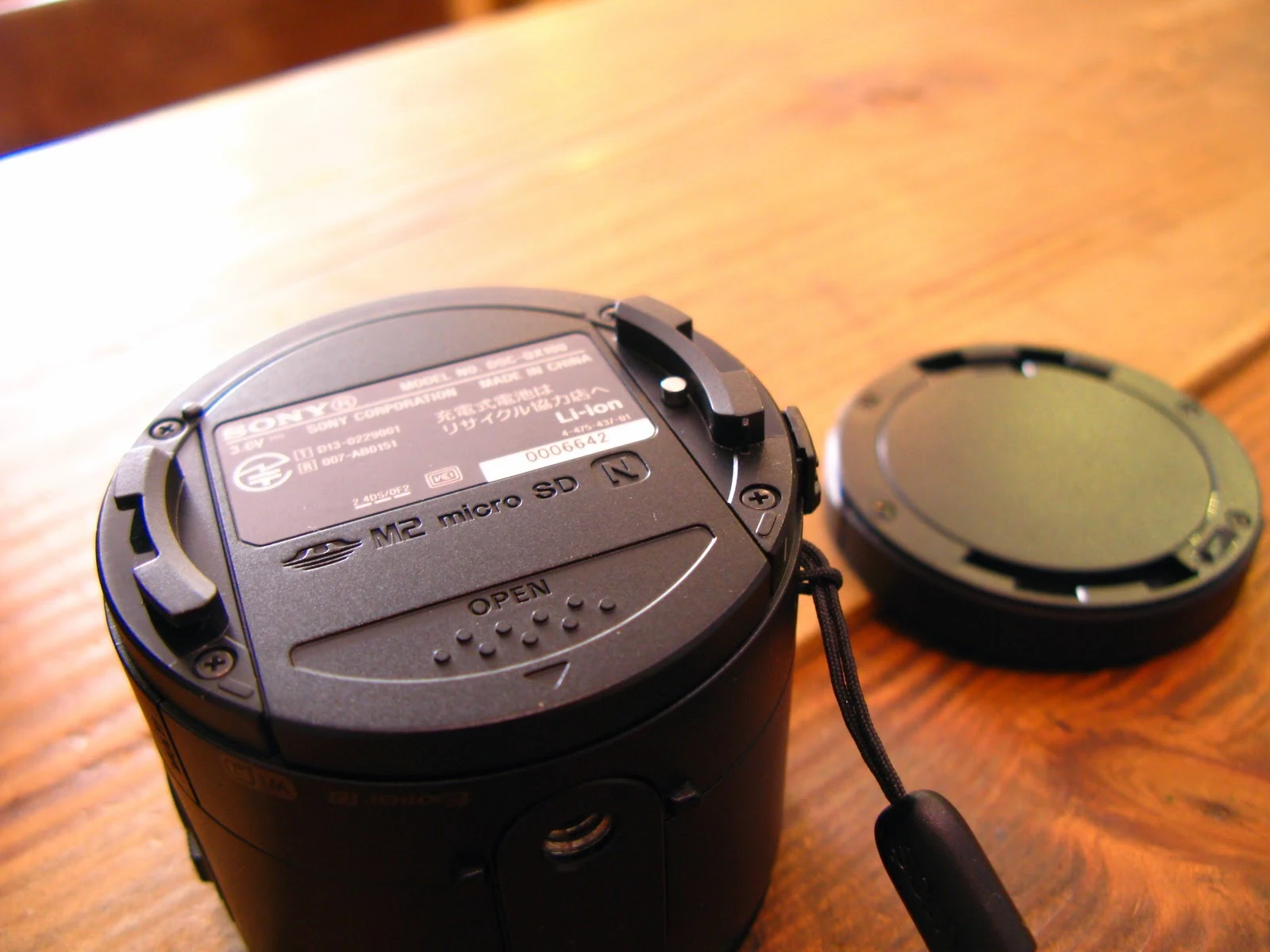 ソニー レンズカメラ　DSC-QX100