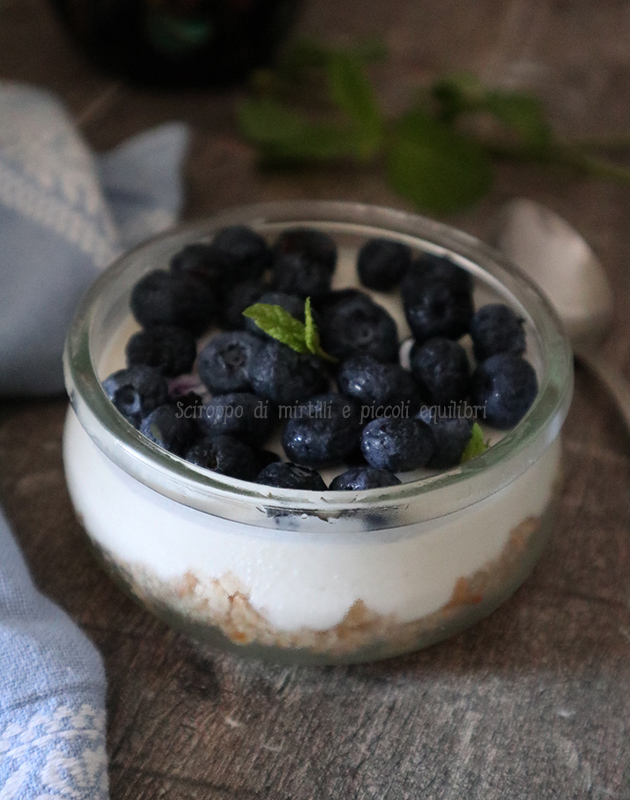 Cheesecake in vasetto con crema di ricotta, yogurt e mirtilli