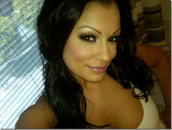 Aria-Giovanni-self-cleavage-candid-11