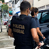 Polícia Federal faz operação para investigar lavagem de dinheiro Investigações da Operação Cash Box começaram no ano passado A Polícia Federal (PF) cumpriu, hoje (27), três mandados de busca e apreensão para coletar provas de crimes de operação irregular de instituição financeira e evasão de divisas, que geraram um prejuízo de R$ 115 milhões para o Sistema Financeiro Nacional nos últimos cinco anos. Desse montante, R$ 83 milhões foram movimentados em dinheiro por meio de depósitos, para dificultar o rastreio.  As buscas foram feitas na sede da empresa envolvida e na casa dos dois sócios no negócio, na cidade de Amparo, no interior paulista. As investigações que culminaram na Operação Cash Box começaram no ano passado a partir de informações bancárias compartilhadas pelo Conselho de Controle de Atividades Financeiras (Coaf). A PF pretende ainda investigar o envolvimento dos funcionários que trabalhavam na agência bancária. Não foram feitas prisões.   Segundo a PF, no decorrer das apurações, foi identificado que a empresa investigada atuaria no mercado de câmbio paralelo, comercializando moedas estrangeiras em espécie e realizando operações de dólar-cabo, para remessa de valores ao exterior. As atividades eram desenvolvidas sem a autorização e fiscalização do Banco Central. Dessa forma, não havia tributação sobre esses valores, o que gerou os prejuízos para os cofres públicos.   De acordo com o delegado da PF em Campinas André Almeida de Azevedo Ribeiro, o que se sabe até o momento é que os valores são oriundos de empresas de fachada, que não operam na área registrada nem possuem o número de funcionários declarado.   “Esse tipo de empresa que faz operações irregulares é um mecanismo frequente utilizado na lavagem de dinheiro do crime. Nós não só identificamos essas empresas como queremos identificar as pessoas que operam irregularmente. As pessoas que buscam a lavagem de dinheiro, tentam reinserir esses valores de maneira lícita no mercado ou promover a saída do dinheiro do país”, explicou.  Os envolvidos responderão, na medida de suas participações, pelos crimes previstos no Artigo 16 e no Artigo 22 da Lei 7.492/86, cujas penas podem chegar a 10 anos de prisão, sem prejuízo de outros crimes que venham a ser verificados no decorrer das investigações.