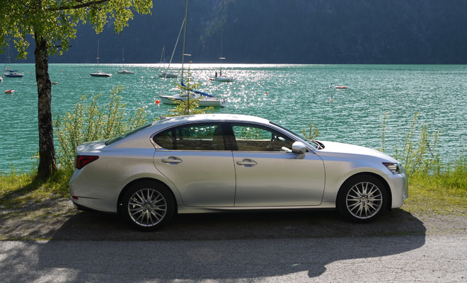 Lexus GS 300h side view