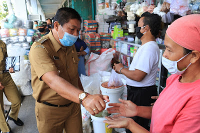 Tindaklanjuti Perbup Jembrana 36, Bupati Artha Pimpin Langsung Sidak Masker di Pasar Umum Negara