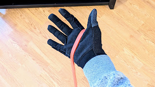 Here, I'm holding a resistance band with the Undersun Workout Gloves for Resistance Bands with an open palm.