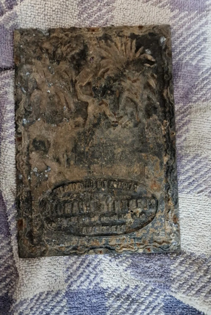 Μια πλάκα μολύβδου που βρέθηκε στο χώρο του εργοστασίου σοκολάτας του 19ου αιώνα. [Credit: Αρχαιολογική Υπηρεσία της Βαρκελώνης]