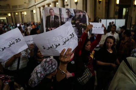 بالصور : اشتباكات بالأيدي بين مؤيدي مبارك ومعارضيه أمام دار القضاء العالي بعد قبول الطعن الخاص ببراءته