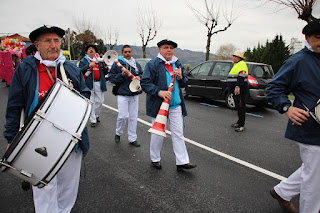 Desfile de disfraces de las fiestas de Lutxana