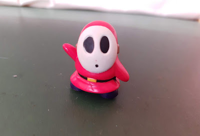 Miniatura jode vinil estático de Shy Guy , inimigo do super Mario , nintendo - 3 cm de altura R$ 15,00