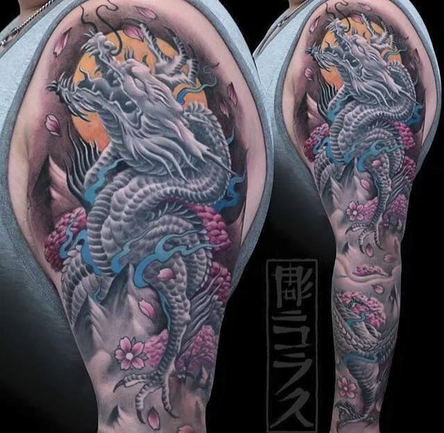 vemos a un hombre con tatuaje de dragon