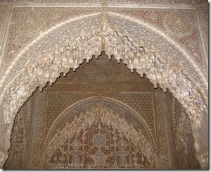 800px-arco_con_arabescos_en_la_alhambra1