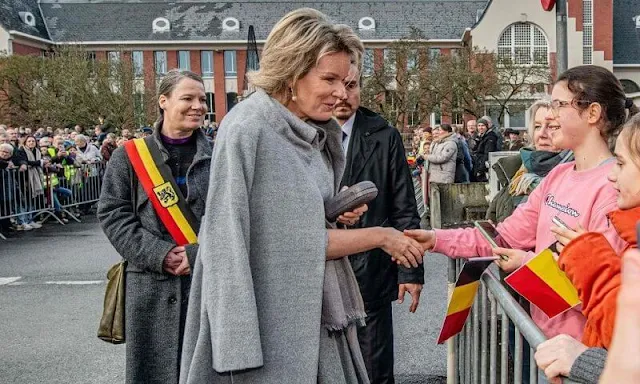 Queen Mathilde wore a grey wool coat and dress skirt by Natan, Armani, Carolina Herrera. Monnikenheide-Spectrum in Zoersel