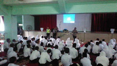 Polsek Ngampilan Berikan Penyuluhan Tentang Kenakalan Remaja Kepada Pelajar SMP Muhammadiyah 1 Yogyakarta