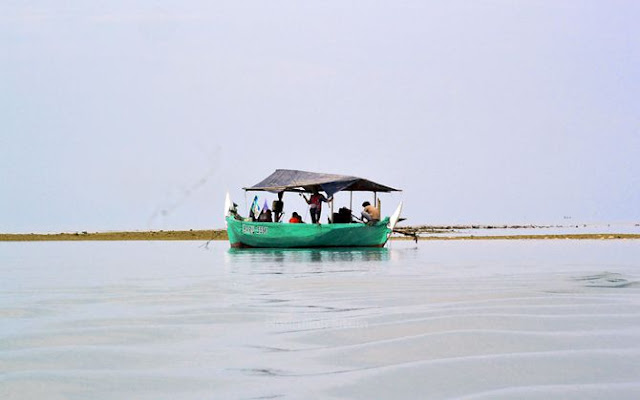 Kapal nelayan di sekitar pulau Gosong