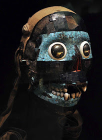 Máscara da divindade Tezcatlipoca, o cruel deus que habitaria na Mãe Terra, algo vagamente comparável à divindade Pachamama ou à deusa Gaia de recente invenção ecologista. Museu Britânico