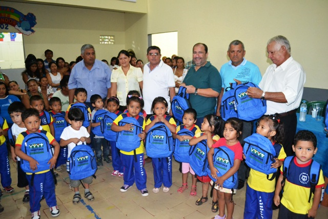 #Tabatinga(AM) - Prefeito de Tabatinga entrega Kits Escolares e “Botinho” com ambiente renovado