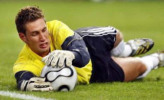 maarten stekelenburg goalkeeper ajax, goalkeeper netherland, goalkeeper Holand, Man united Hunt Stekelenburg, Stekelenburg keep ball, style stekelenburg keep ball