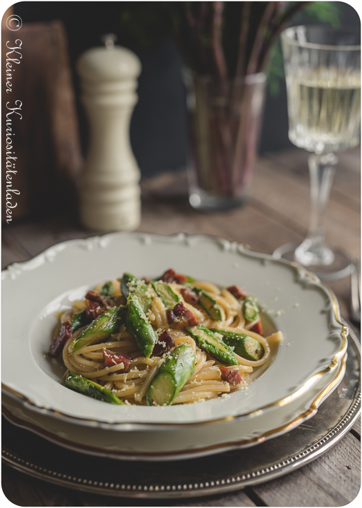 Spaghetti mit Spargelcarbonara und gebeiztem Eigelb