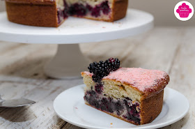 Gâteau aux mûres et poudre de biscuits roses de Reims