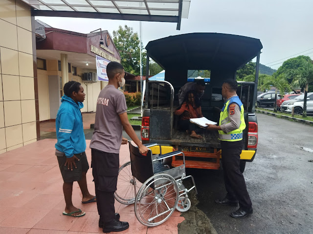 Pengendara Sepeda Motor Tabrak Pembatas Jalan di Sentani