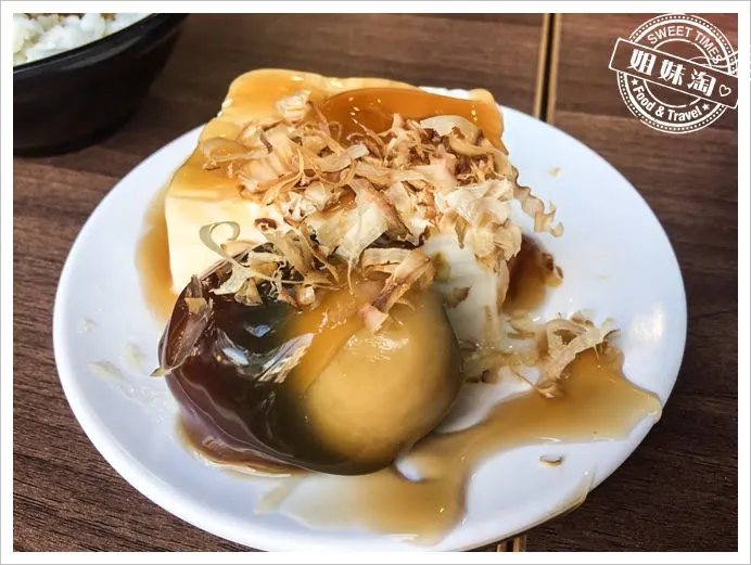 東赫師豬腳肉燥飯皮蛋豆腐