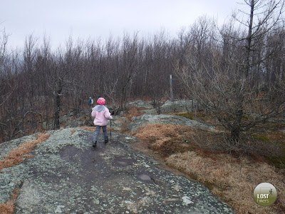 Caminando en el Appalachian Trail, marcado en blanco