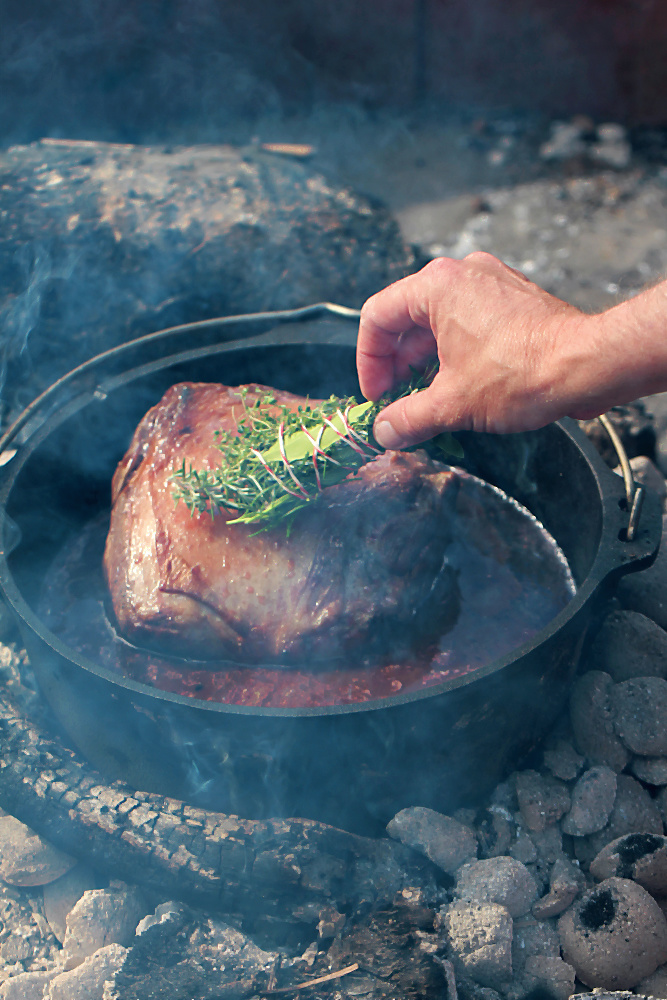 Ein Kräutersträuschen mit Lorbeer, Olivenkraut, Thymian und Rosmarin für die Lammkeule aus dem Dutch Oven  | Arthurs Tochter kocht von Astrid Paul, der Blog für food, wine, travel & love 