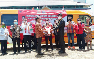 Ketua Komisi V DPR-RI Serahkan 1 Unit Bus Sekolah ke Yayasan Karya Budi Putussibau