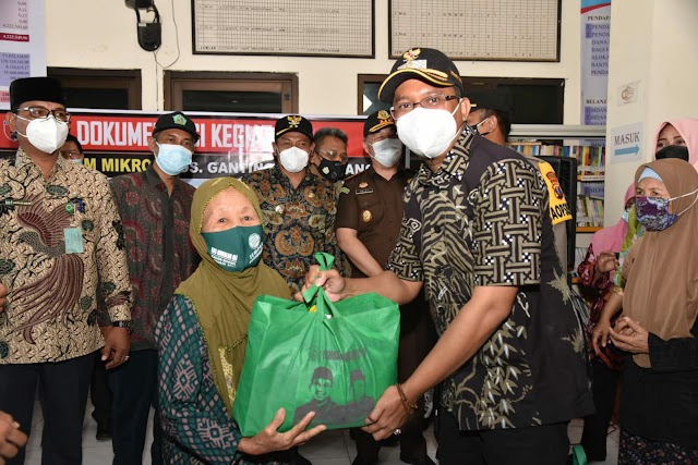 Pemkab Sidoarjo Salurkan Bantuan Sembako Kepada Warga Terdampak PPKM Level 4